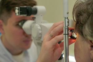 Инъекция, возвращающая зрение  при гипотонии глаза  (Великобритания)