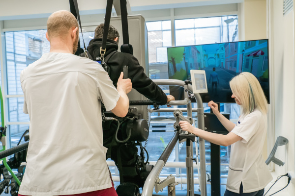 Роботизированная  механотерапия с электро­стимуляцией и VR 