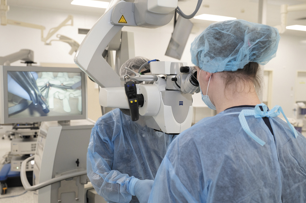 Центр оснащен высокотехнологичными операционными микроскопами