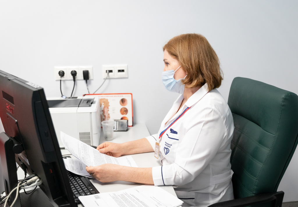 Врач с документами.jpg