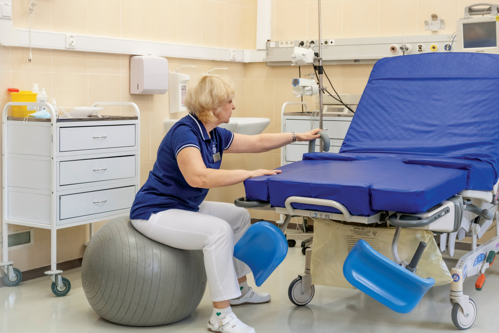 Родильный бокс , с мячом 1.jpg